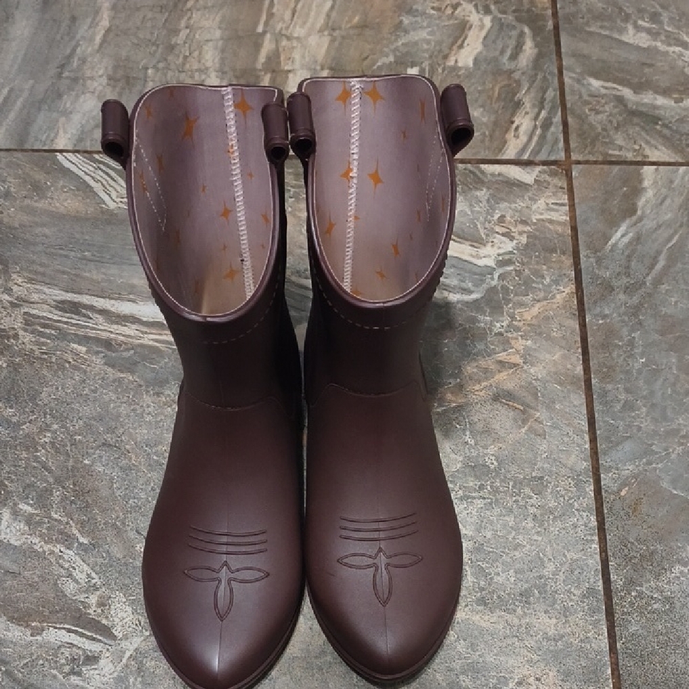 Stylish Brown Youth/Adult Boots Size 5
